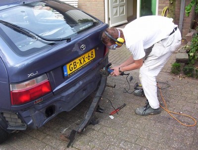 hier zijn we de trekhaak en heel die balk aan het weg slijpen (wat een klote werk)