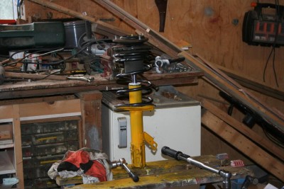 Lager met montageplaat monteren.<br />Moer eerst handvast zetten, opletten dat de veerschotel eronder niet verdraait! Hierna veerspanners losnemen en de bovenste moer met het juiste moment (80Nm hierzo) vastzetten.