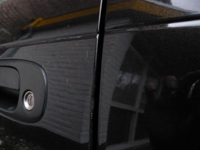 Het rechter paneel is al gepolijst, links is de toestand van de rest van de auto :s