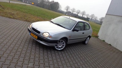 De Corolla met zijn TTE Pitlane velgen :)