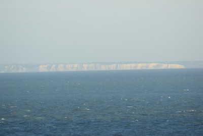 Aan de overkant van Le Sodit aan de zee is Engeland zichtbaar.